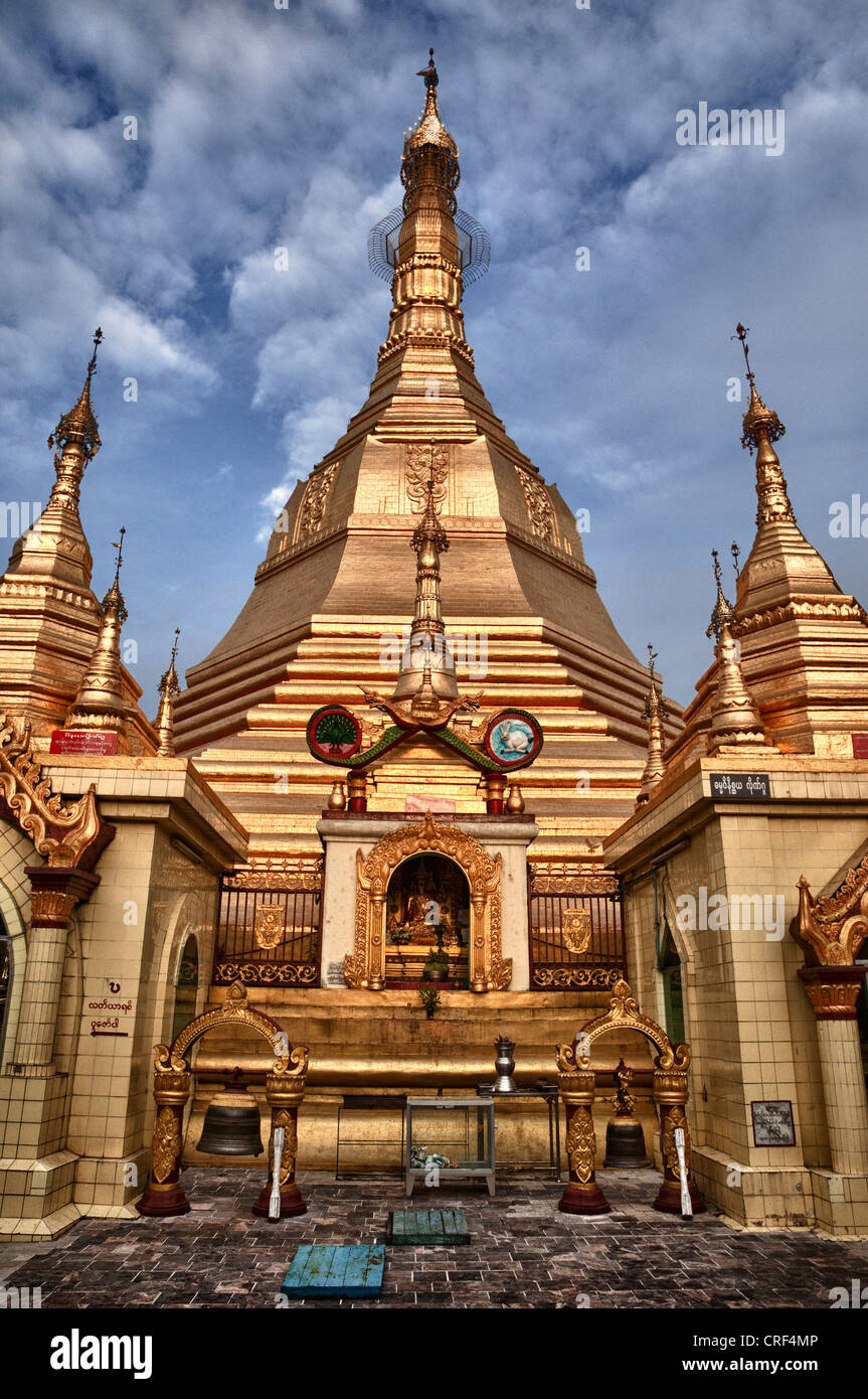 Myanmar, Burma, Yangon. Sule-Pagode, Buddha-Schrein. Stockfoto
