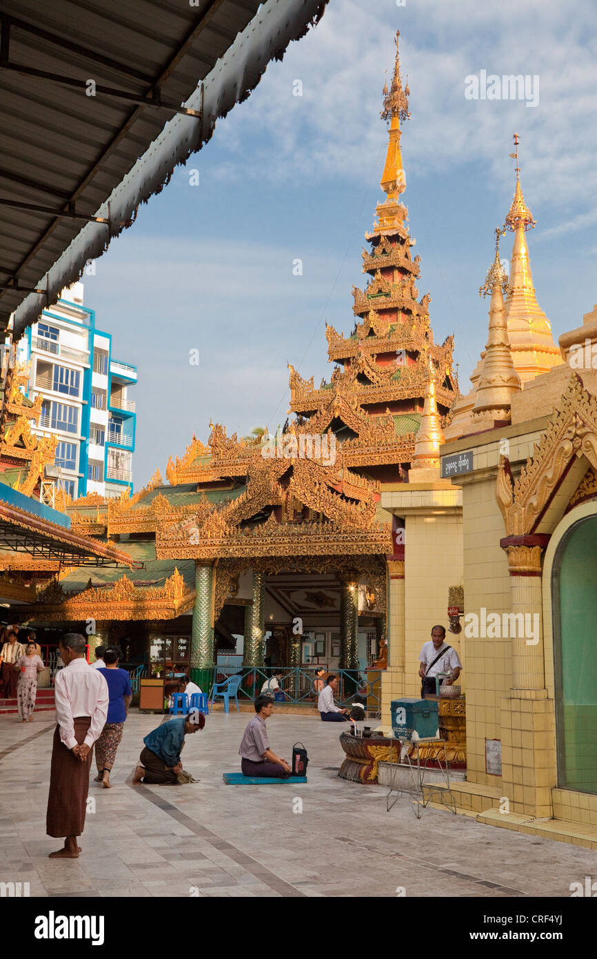 Myanmar, Burma, Yangon. Sule-Pagode, am frühen Morgen Anbeter. Stockfoto