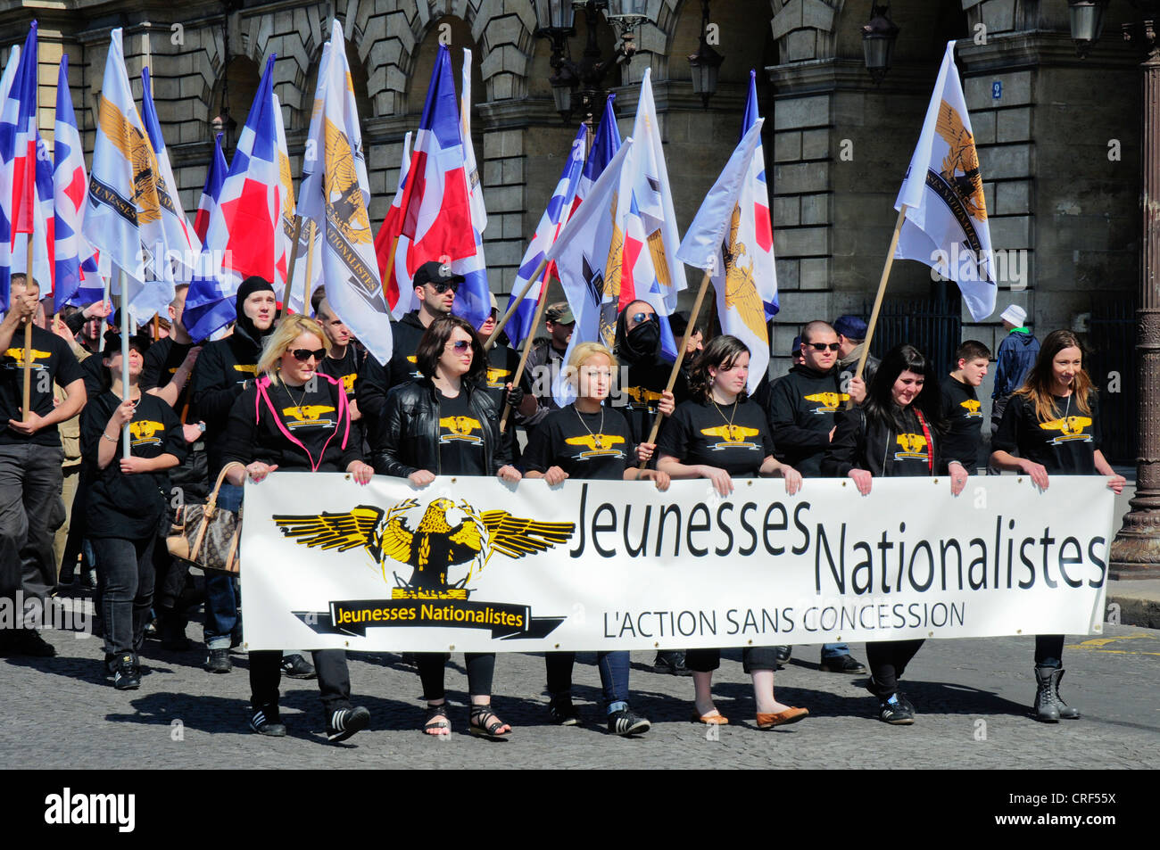 Mitglieder einer rechtsgerichteten nationalistischen Gruppe demonstrieren in der Rue de Rivoli in Paris nach den Präsidentschaftswahlen im Mai 2012 Stockfoto