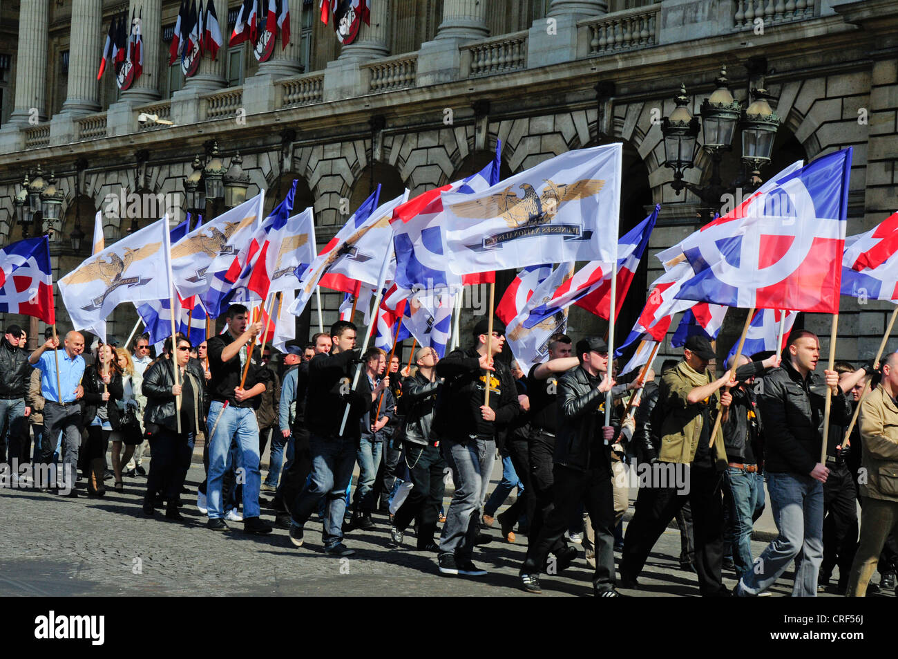 Mitglieder einer rechtsgerichteten nationalistischen Gruppe demonstrieren in der Rue de Rivoli in Paris nach den Präsidentschaftswahlen im Mai 2012 Stockfoto