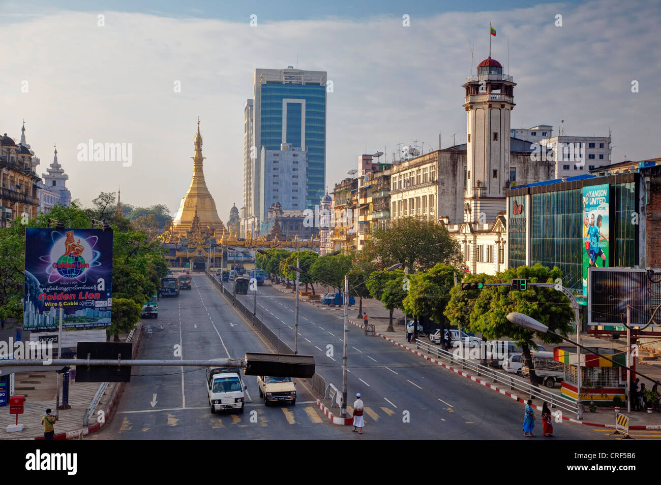 Myanmar, Burma. Yangon, Sule Pagoda Road, am frühen Morgen. Stockfoto