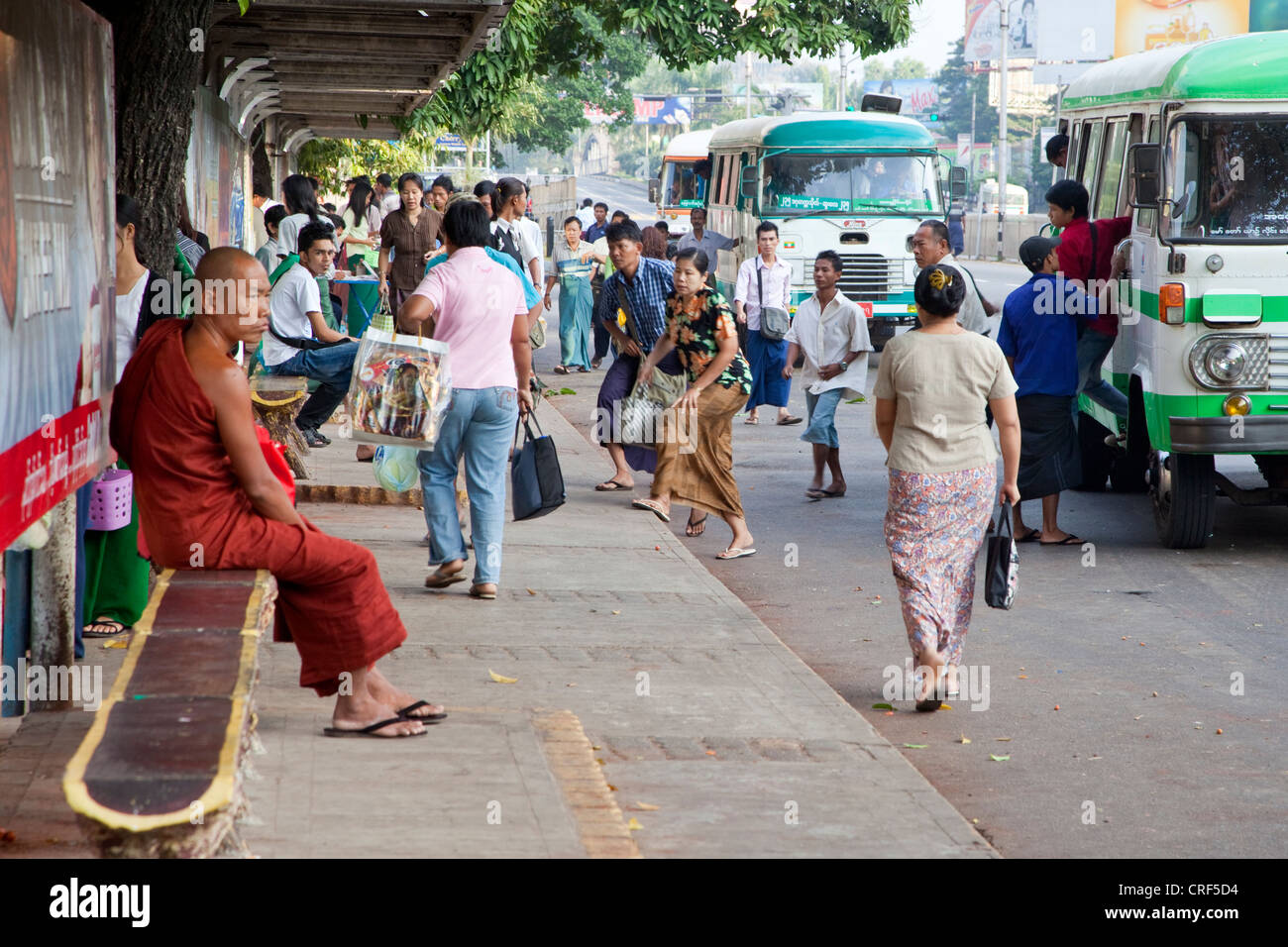 Myanmar, Burma. Yangon, Bushaltestelle auf Sule Pagoda Road. Stockfoto