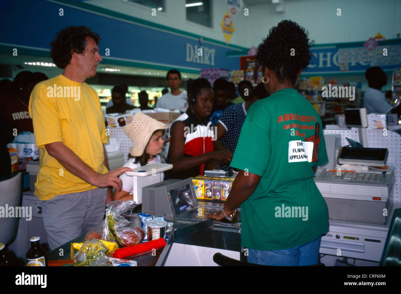 St Kitts Basseterre Touristen im Supermarkt mit einheimischen Stockfoto