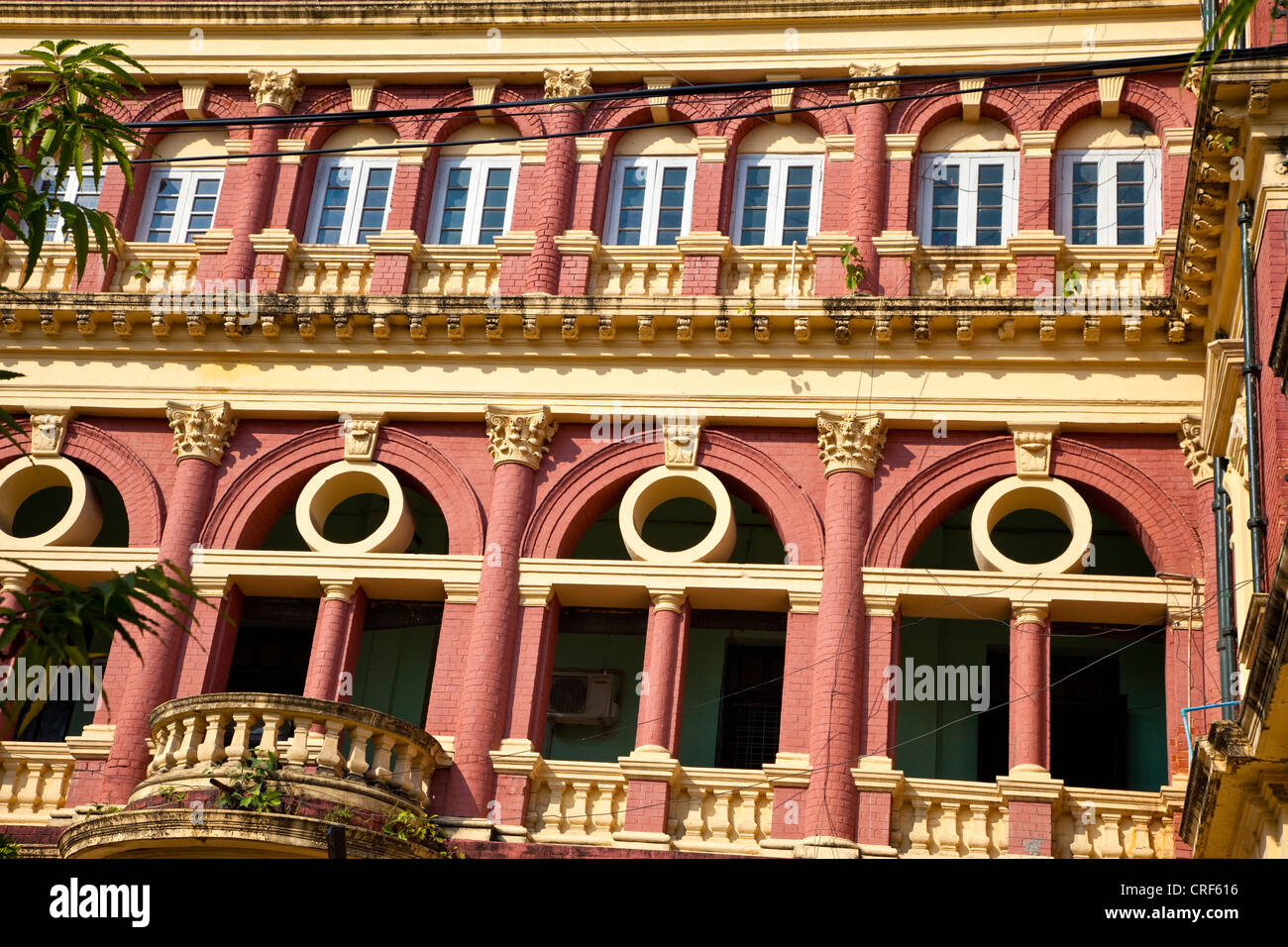 Myanmar, Burma, Yangon. Oberste Gerichtshof Architekturdetail. Stockfoto