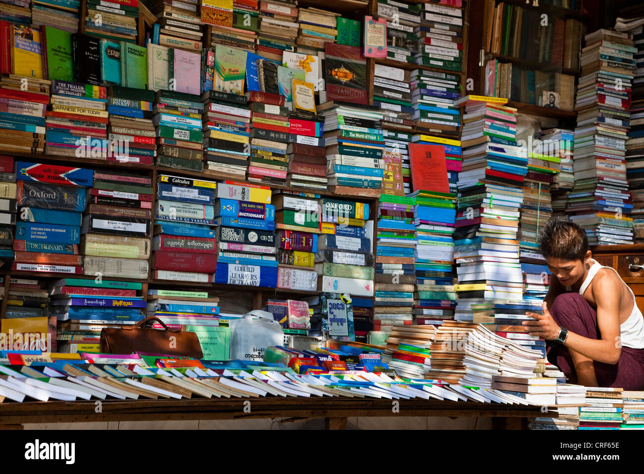 Myanmar, Burma, Yangon. Buch-Speicher verwendet. Stockfoto