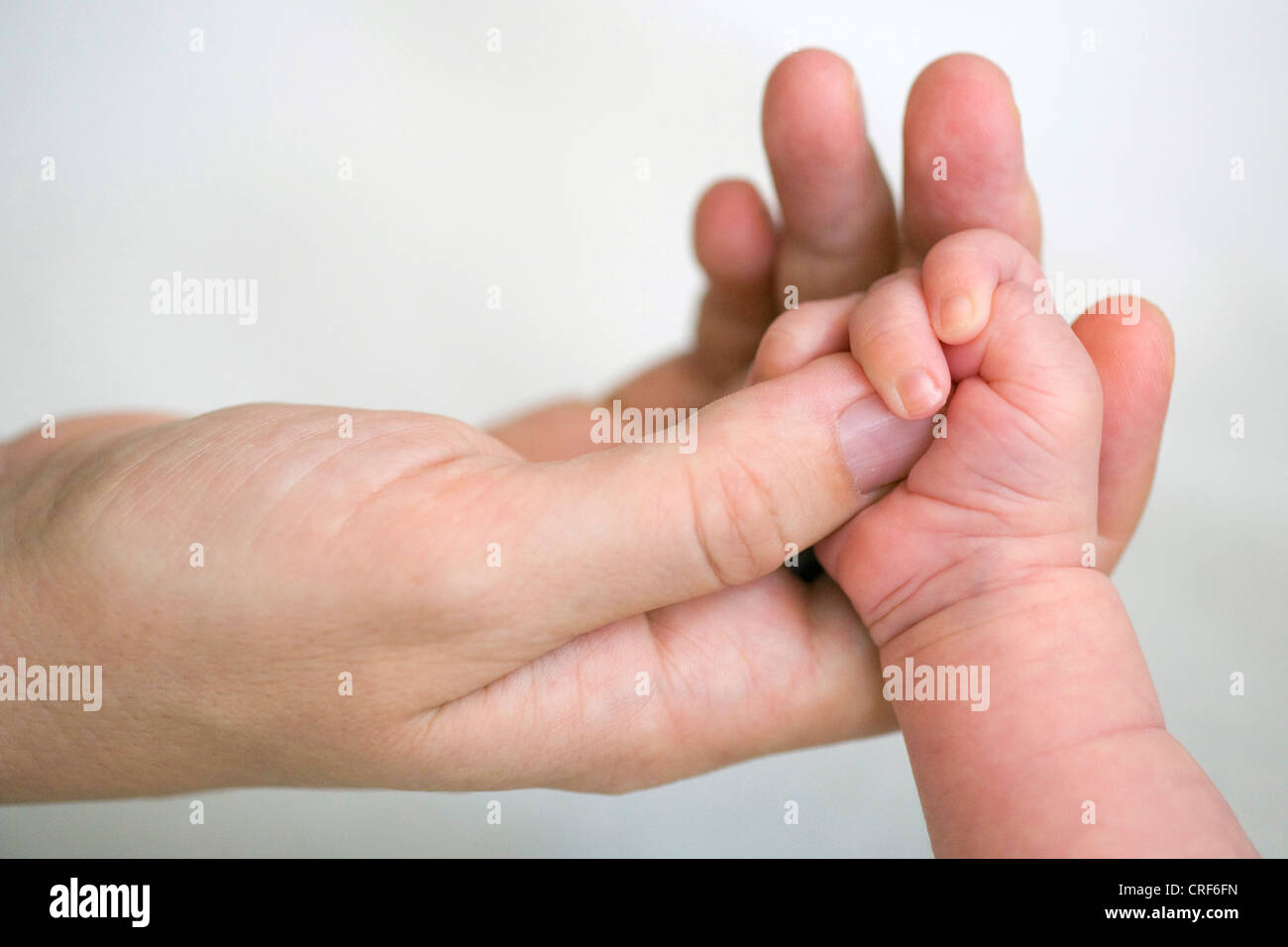 Hand der Mutter mit körperlich ihres Babys Stockfoto