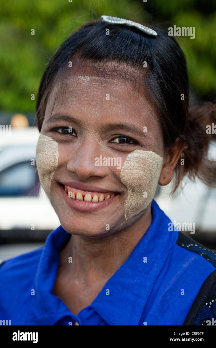 Myanmar, Burma, Yangon. Burmesische Frau mit Thanaka Paste auf Gesicht als kosmetische Sonnenschutzmittel. Stockfoto