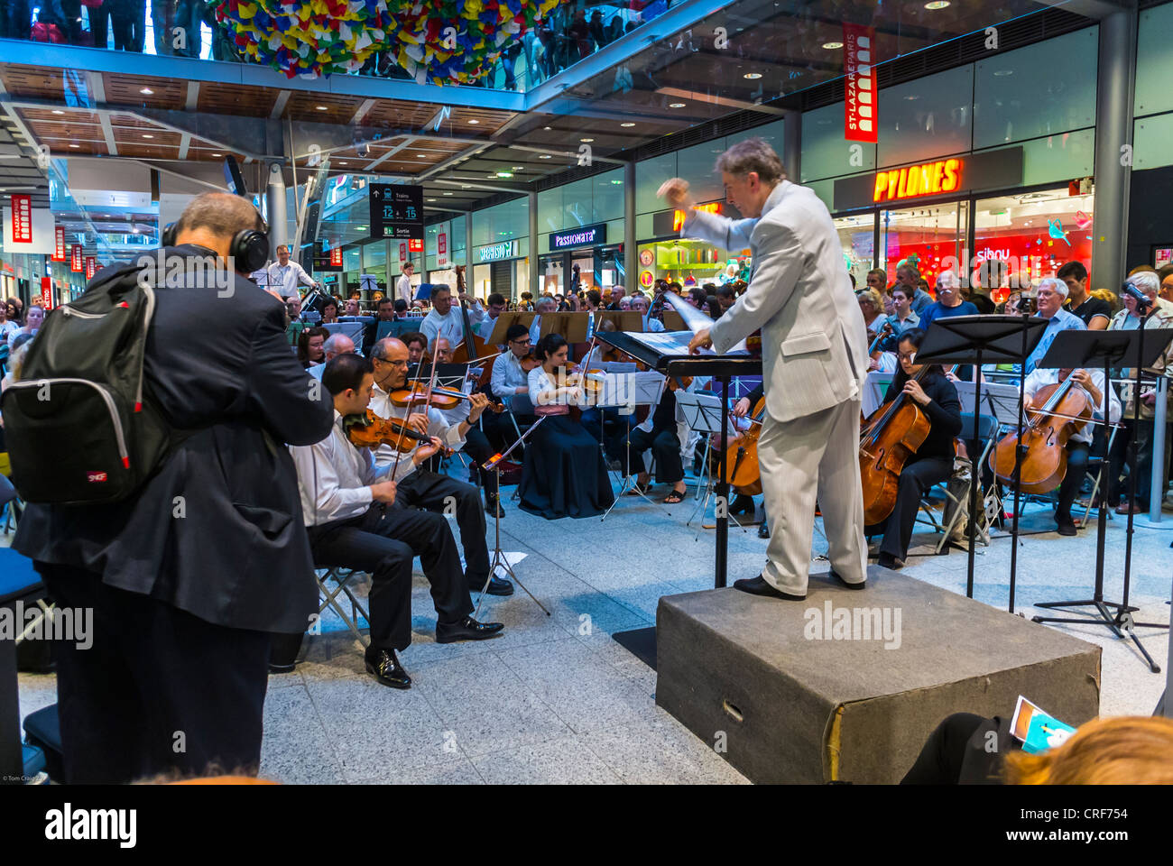 Weltmusiktag, Fest, Paris, Frankreich, Symphonieorchester spielt in der Halle des Bahnhofs Gare Saint Lazare während der jährlichen 'Fete de la Musique', Sinfoniebühne, musizieren zusammen Stockfoto