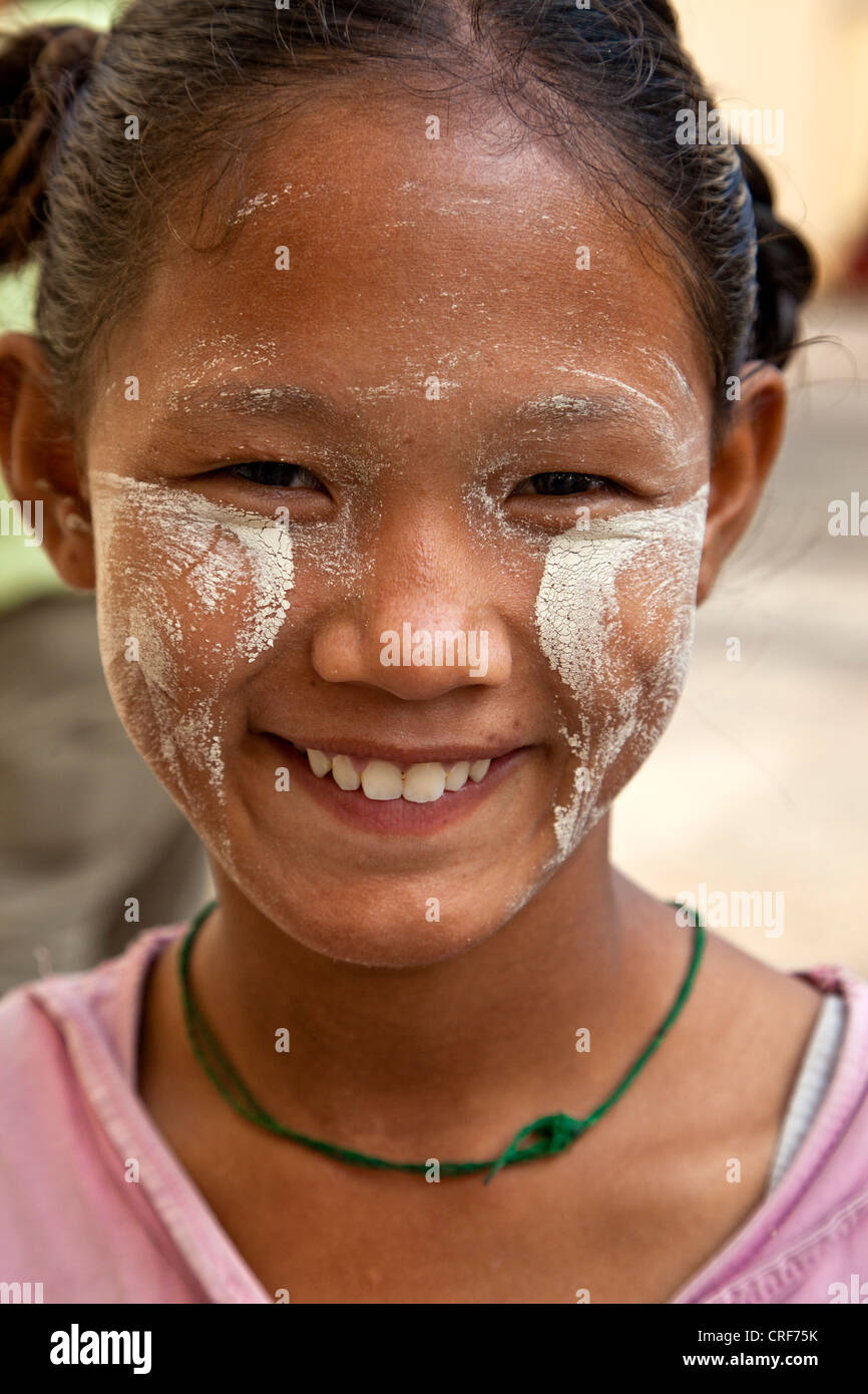 Myanmar, Burma, Yangon. Burmesische Frau mit Thanaka Paste auf Gesicht als kosmetische Sonnenschutzmittel. Stockfoto