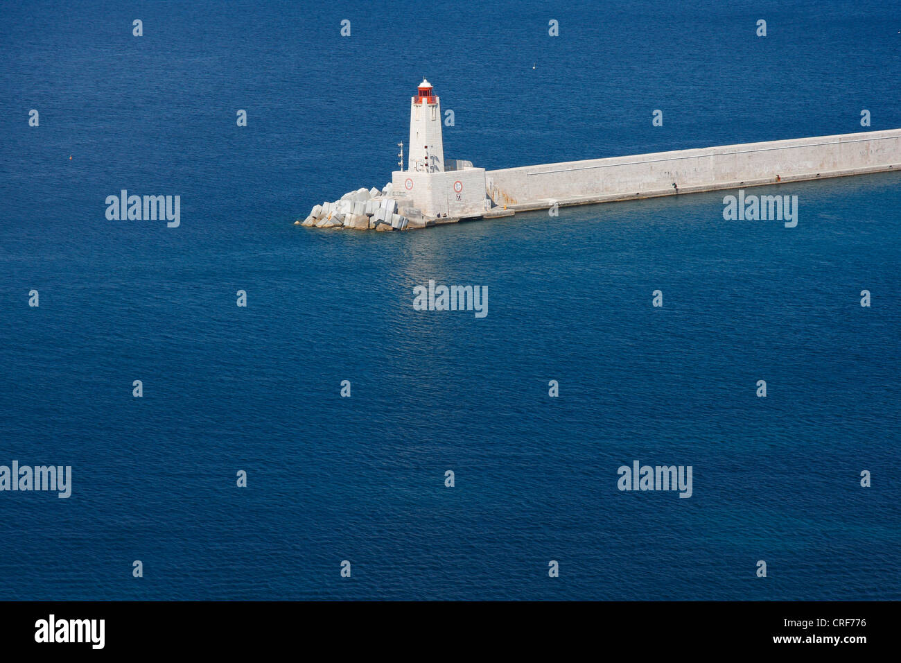 Leuchtturm an der Hafeneinfahrt von Nizza, Frankreich Stockfoto
