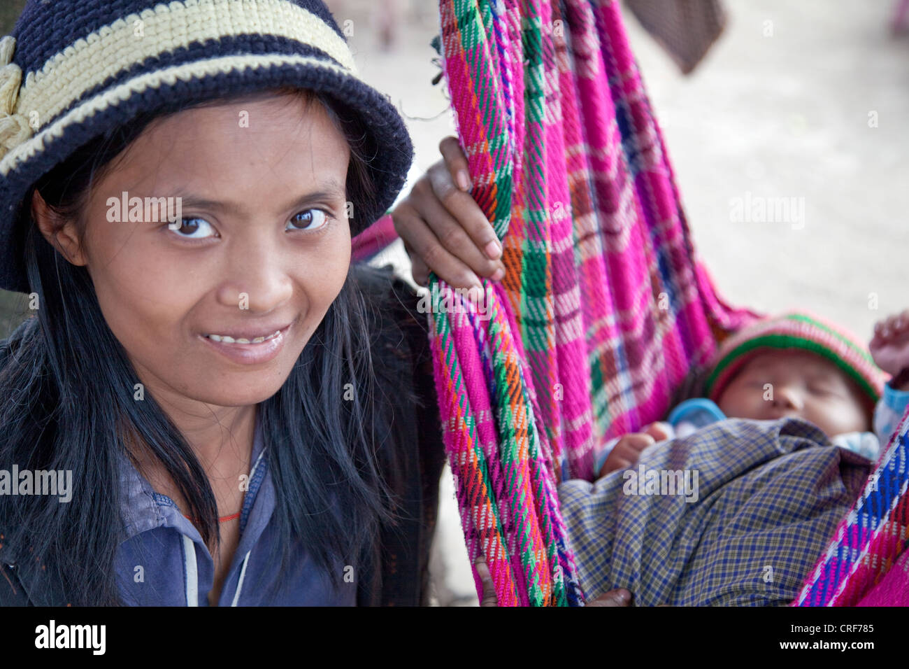 Myanmar, Burma, Yangon. Burmesisch-Mutter und Kind. Stockfoto