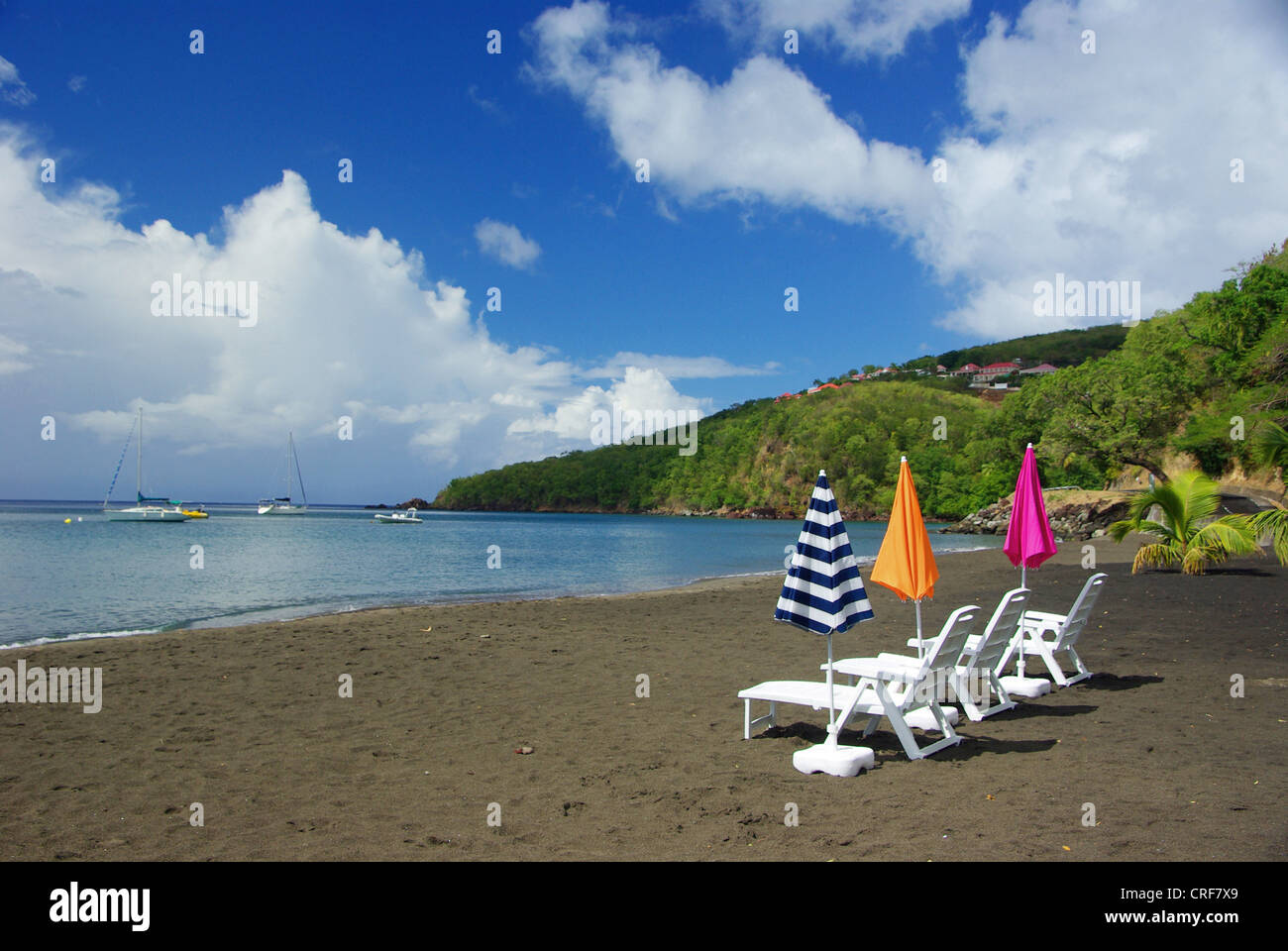 Stühle am Strand von Basse-Terre, Guadeloupe, Karibik Meer Leinwand Stockfoto