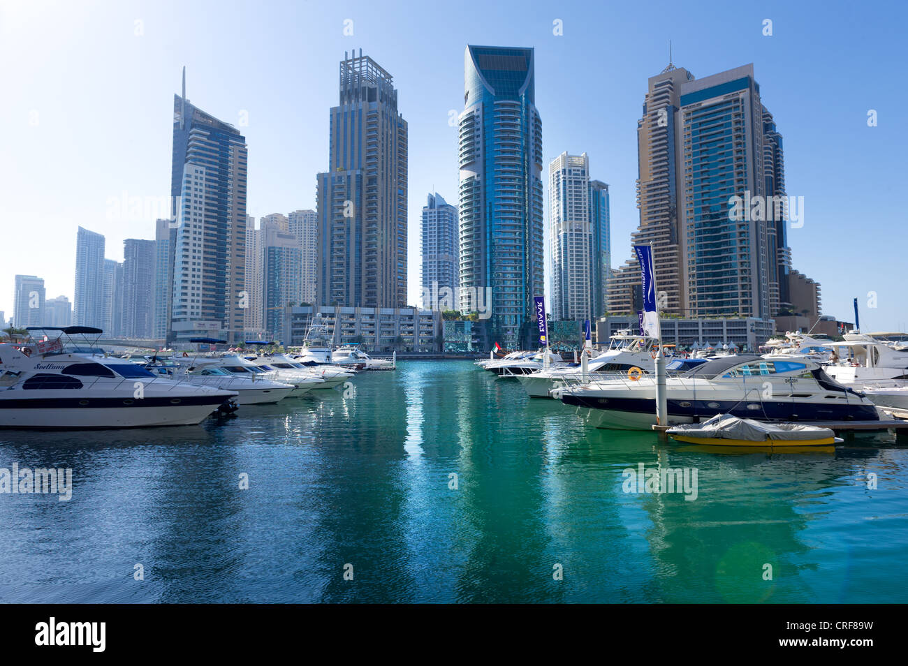 Dubai Marina ist die größte von Menschen verursachte Marina der Welt, atemberaubende belebten Gegend mit herrlichen Hochhaus-Türme gefüllt Stockfoto