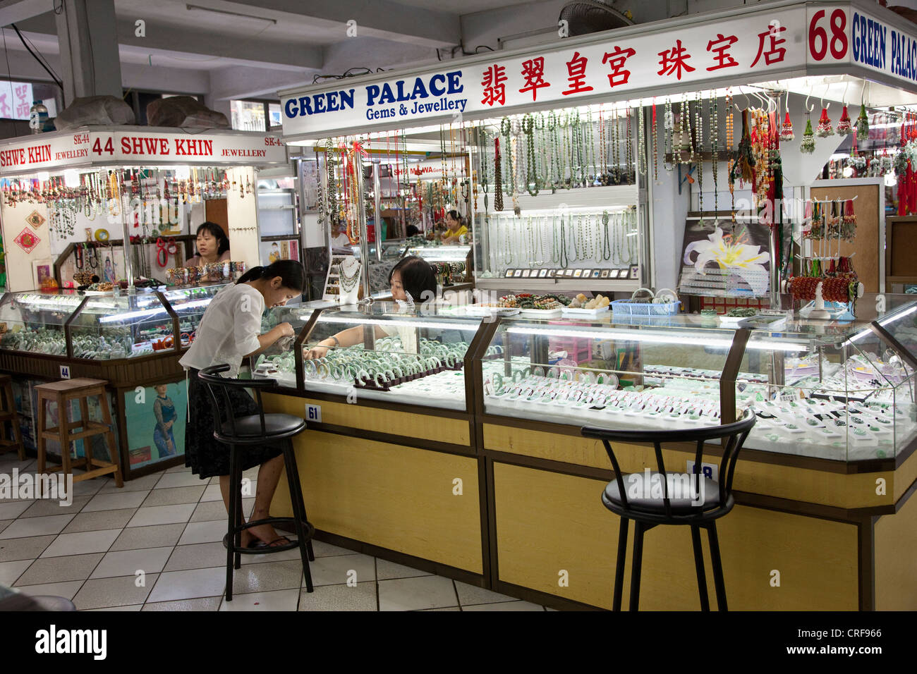 Myanmar, Burma, Yangon. Schmuck steht in Scotts Markt. Chinesische Schrift Store anmelden. Stockfoto