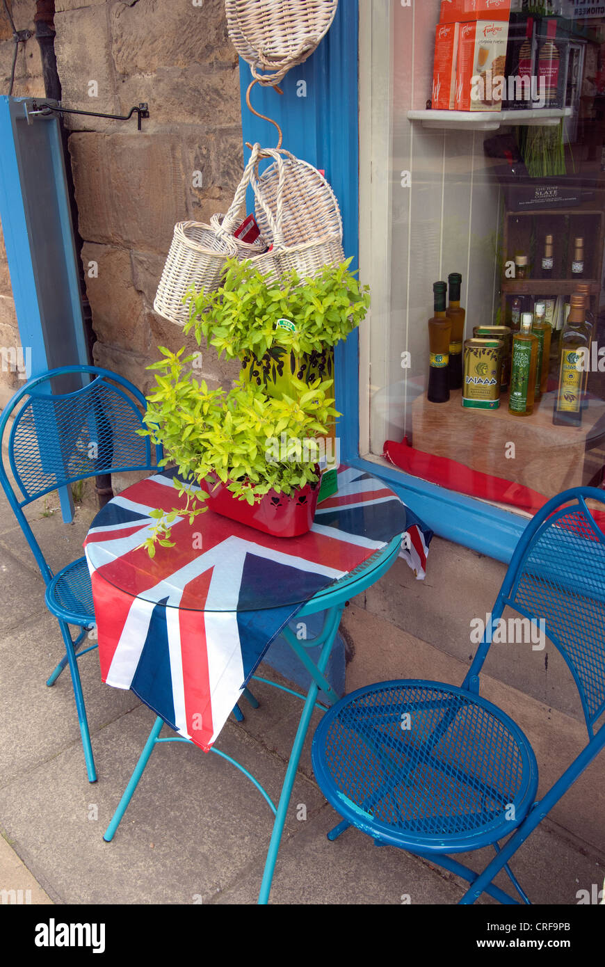 Tisch und Stühle im freien Bakewell Cafe und Feinkost, Derbyshire Stockfoto