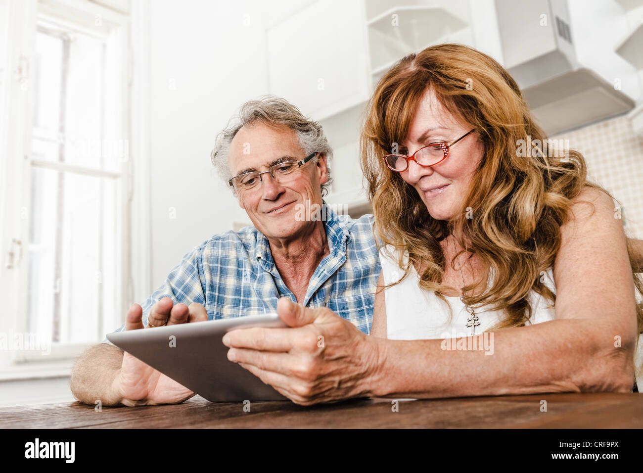 Älteres Ehepaar mit Tablet-PC Stockfoto