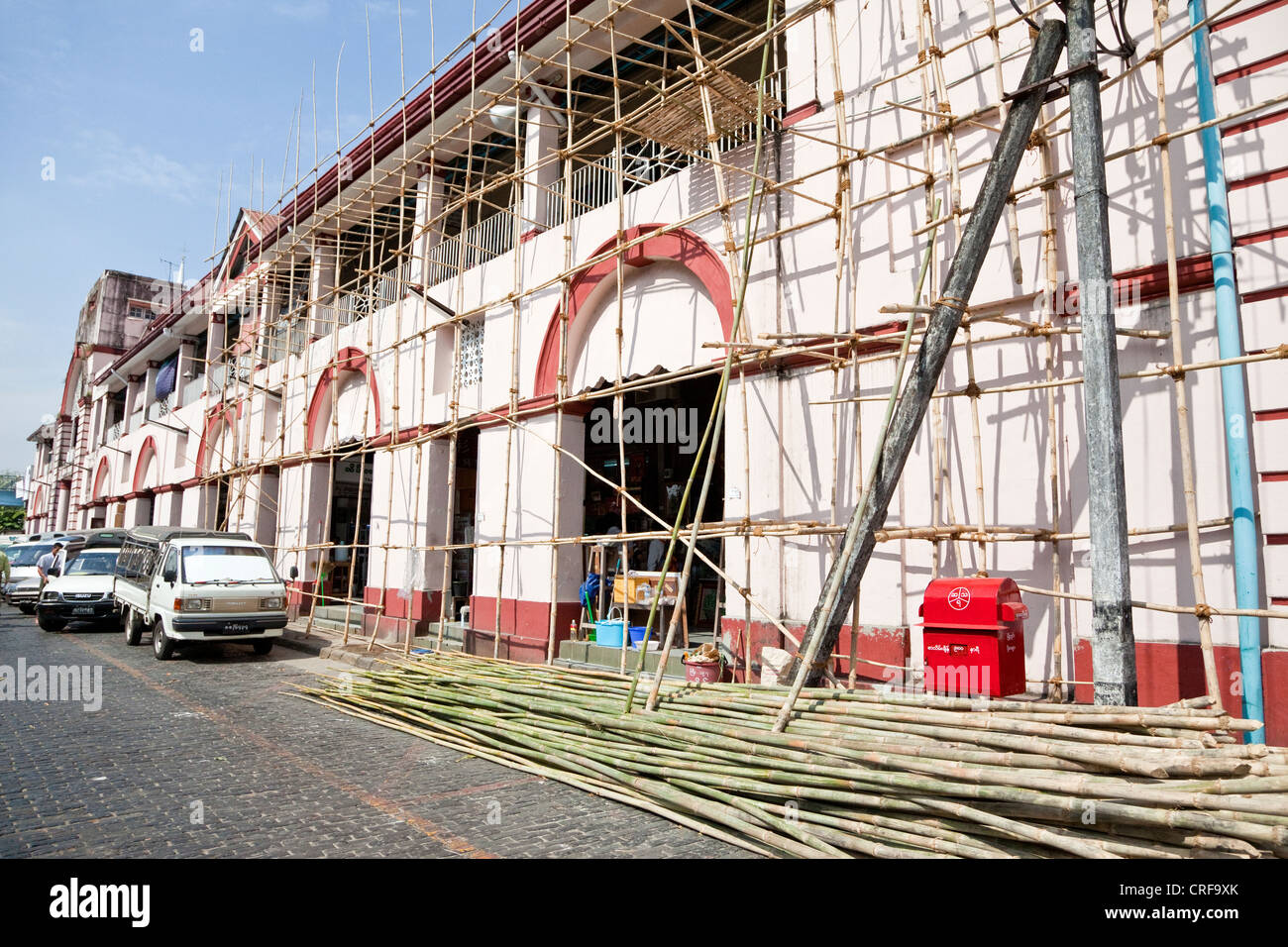 Myanmar, Burma, Yangon. Bambus-Gerüst auf Scotts Markt. Stockfoto