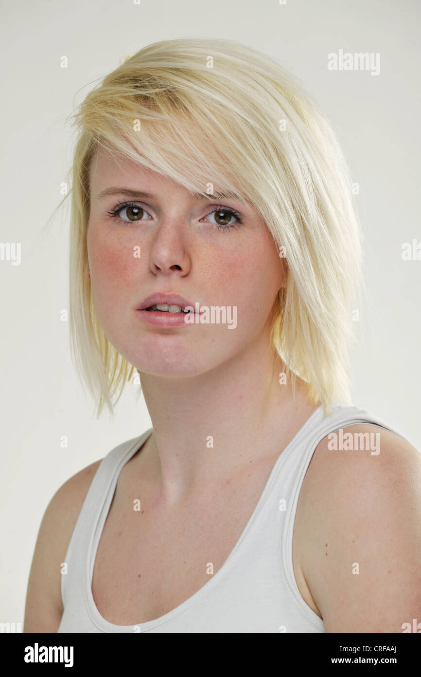 Porträt der jungen blonden Frau Stockfoto