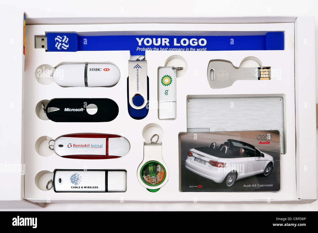 Sammlung von Memory-Sticks und USB-Sticks mit Werbe-Logos In eine Werbe-Box-Set Stockfoto