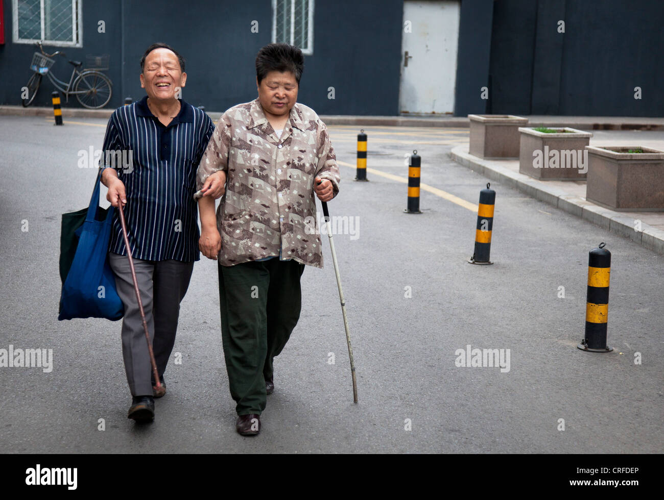 Wenigen blinden gehen Arm in Arm zusammen in Fuchengmen, Peking, China. Stockfoto