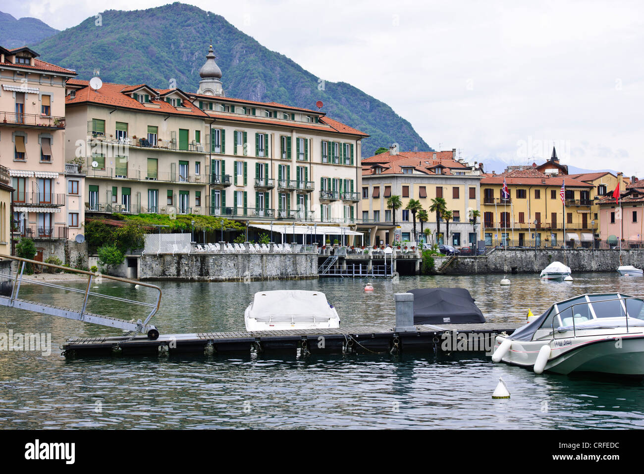 Stadt, bunt, bunt, Häuser, Fähren, Hotels, Restaurants, Luxus-Villen am See, Gärten, Menaggio, Comer See, italienische Seen, Italien Stockfoto