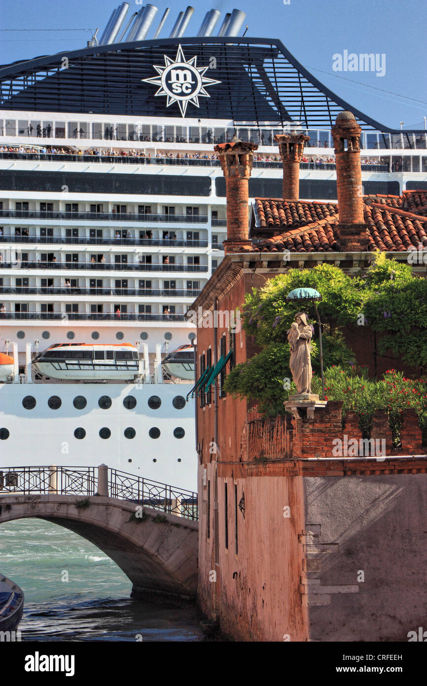 Kreuzfahrtschiff "MSC Divina" in Venedig, IMO 9585285 Stockfoto