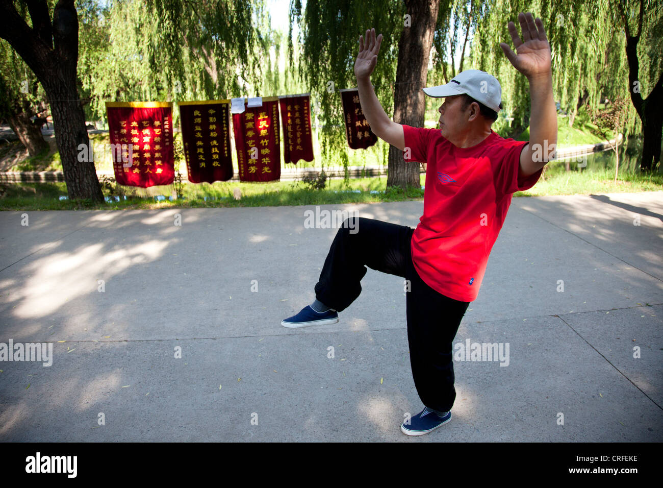 Menschen nehmen ihre Morgen Tai Chi Chuan trainieren Sie im Zizhuyuan Park (lila Bambuspark) in Peking, China. Stockfoto