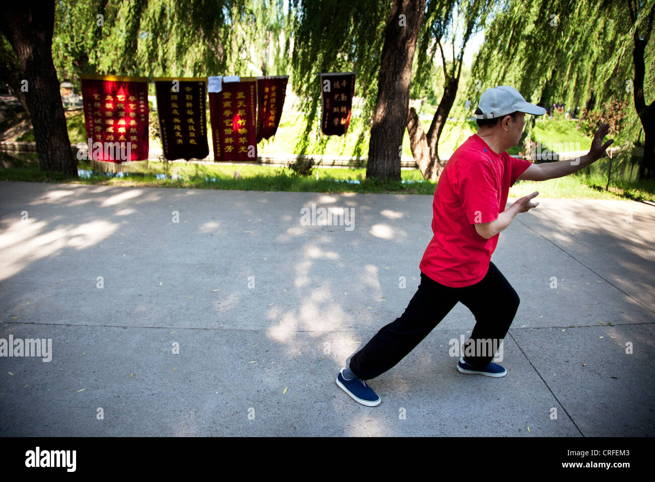 Menschen nehmen ihre Morgen Tai Chi Chuan trainieren Sie im Zizhuyuan Park (lila Bambuspark) in Peking, China. Stockfoto