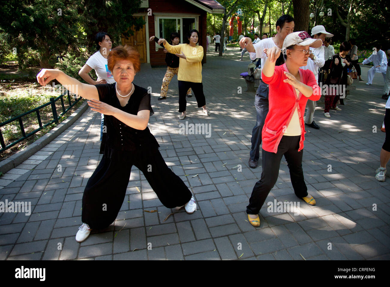 Menschen nehmen ihre Morgen Tai Chi Chuan trainieren Sie im Zizhuyuan Park (lila Bambuspark) in Peking, China. Stockfoto
