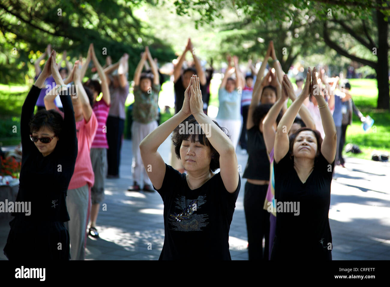 Menschen nehmen ihre Morgen Tai Chi Chuan trainieren Sie im Zizhuyuan Park (lila Bambuspark) in Peking, China. Stockfoto