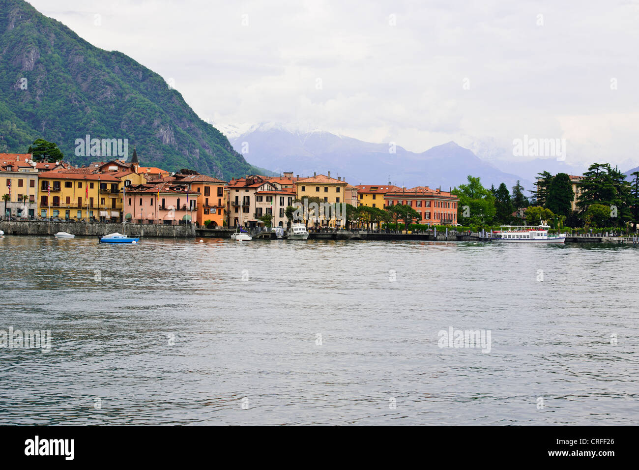 Stadt, bunt, bunt, Häuser, Fähren, Hotels, Restaurants, Luxus-Villen am See, Gärten, Menaggio, Comer See, italienische Seen, Italien Stockfoto