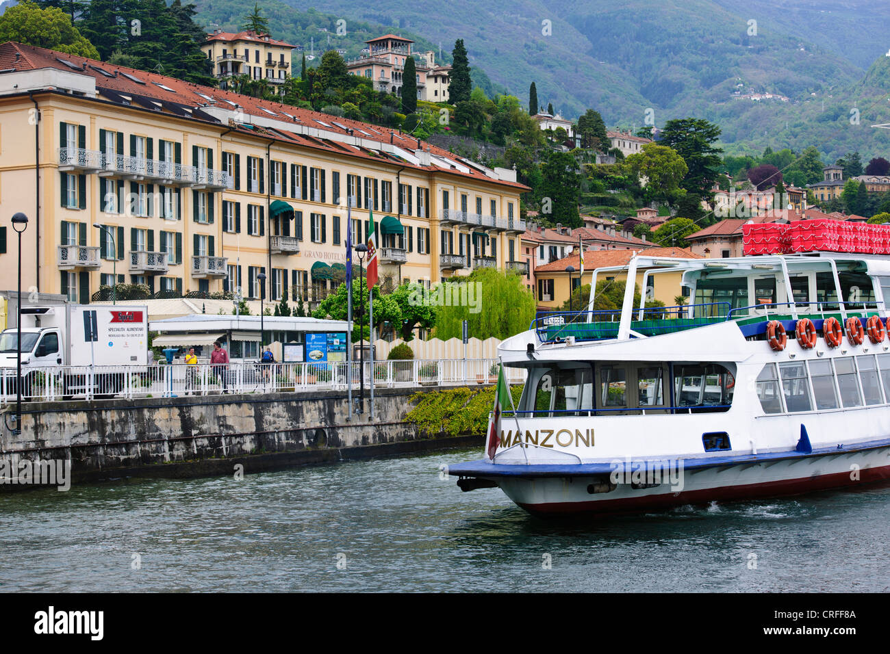 Stadt, bunt, bunt, Häuser, Fähren, Hotels, Restaurants, Luxus-Villen am See, Gärten, Menaggio, Comer See, italienische Seen, Italien Stockfoto