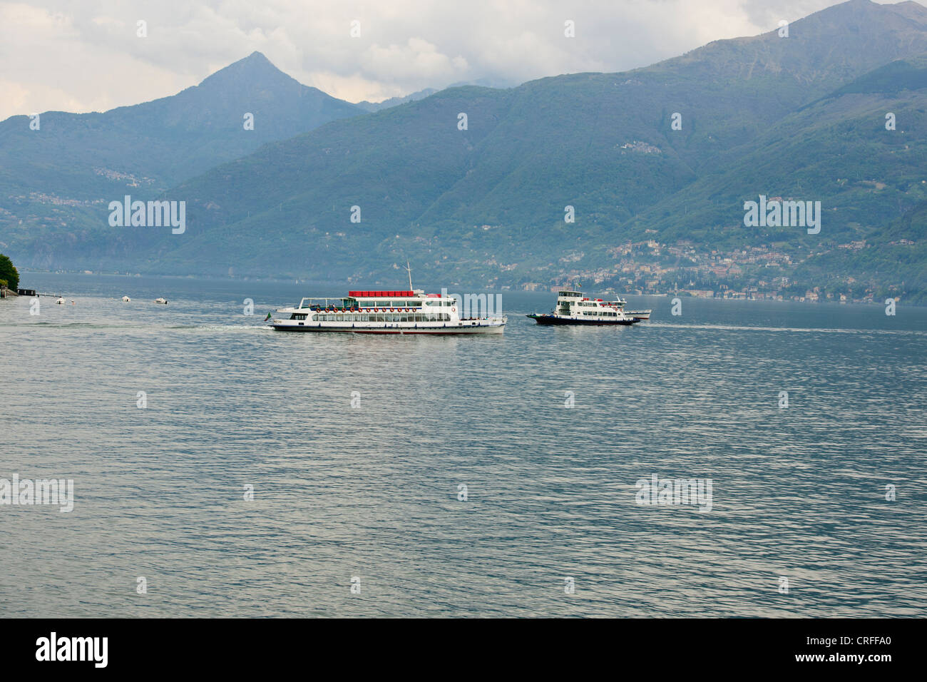 Stadt, bunt, bunt, Häuser, Fähren, Hotels, Restaurants, Luxus-Villen am See, Gärten, Menaggio, Comer See, italienische Seen, Italien Stockfoto