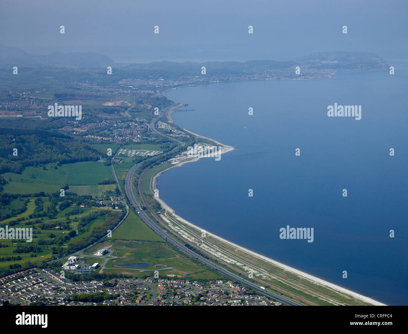 North Wales Coast nr Abergele, Colwyn Bay, blickt die A55 und Great Orme in der Ferne zeigen Stockfoto