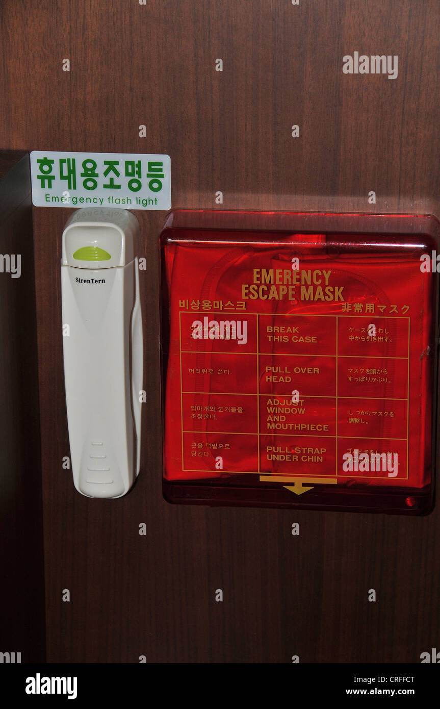 Notausstieg Maske und Notfall Flash-Licht, im Hotelzimmer, Seoul, Südkorea Stockfoto