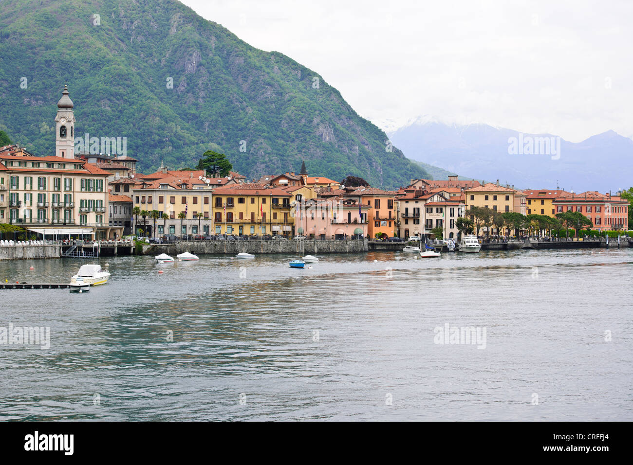 Stadt, bunt, bunt, Häuser, Fähren, Hotels, Restaurants, Luxus-Villen am See, Gärten, Menaggio, Comer See, italienische Seen, Italien Stockfoto