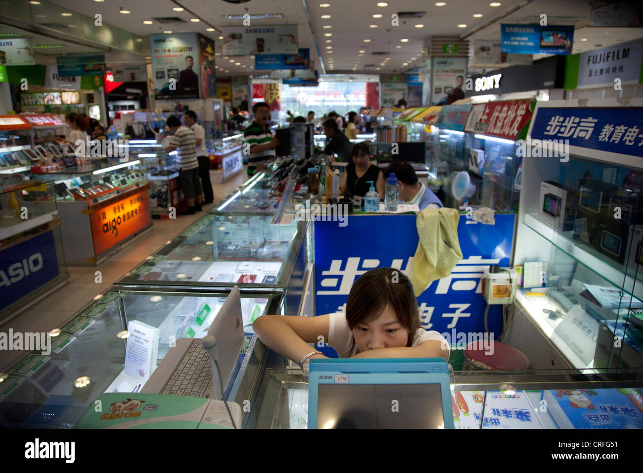 Computer-Verkäufer in digitalen Quadrat e-Plaza Einkaufszentrum. Zhongguancun oder Zhong Guan Cun, Technologiezentrum, Beijing, China. Stockfoto