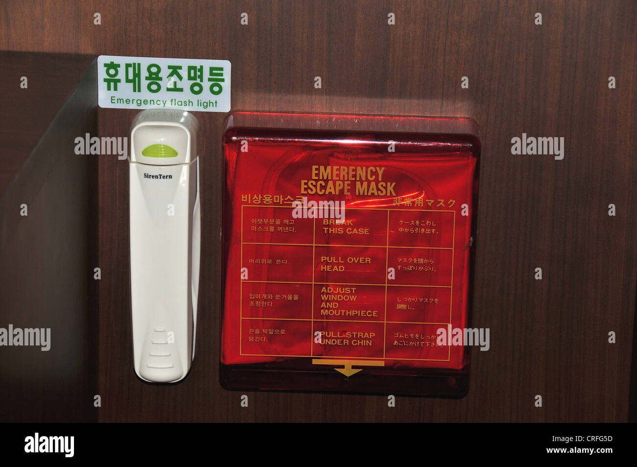 Notausstieg Maske und Notfall flash Licht im Hotel Zimmer, Seoul, Südkorea, Asien Stockfoto