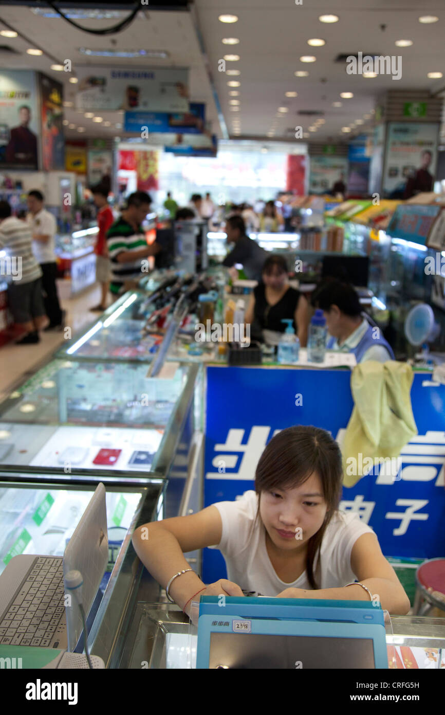 Computer-Verkäufer in digitalen Quadrat e-Plaza Einkaufszentrum. Zhongguancun oder Zhong Guan Cun, Technologiezentrum, Beijing, China. Stockfoto