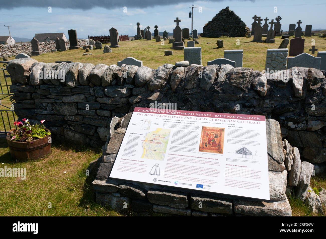 Eine interpretierenden Zeichen Cladh Mhuire Kapelle und Friedhof auf Benbecula in den äußeren Hebriden Stockfoto