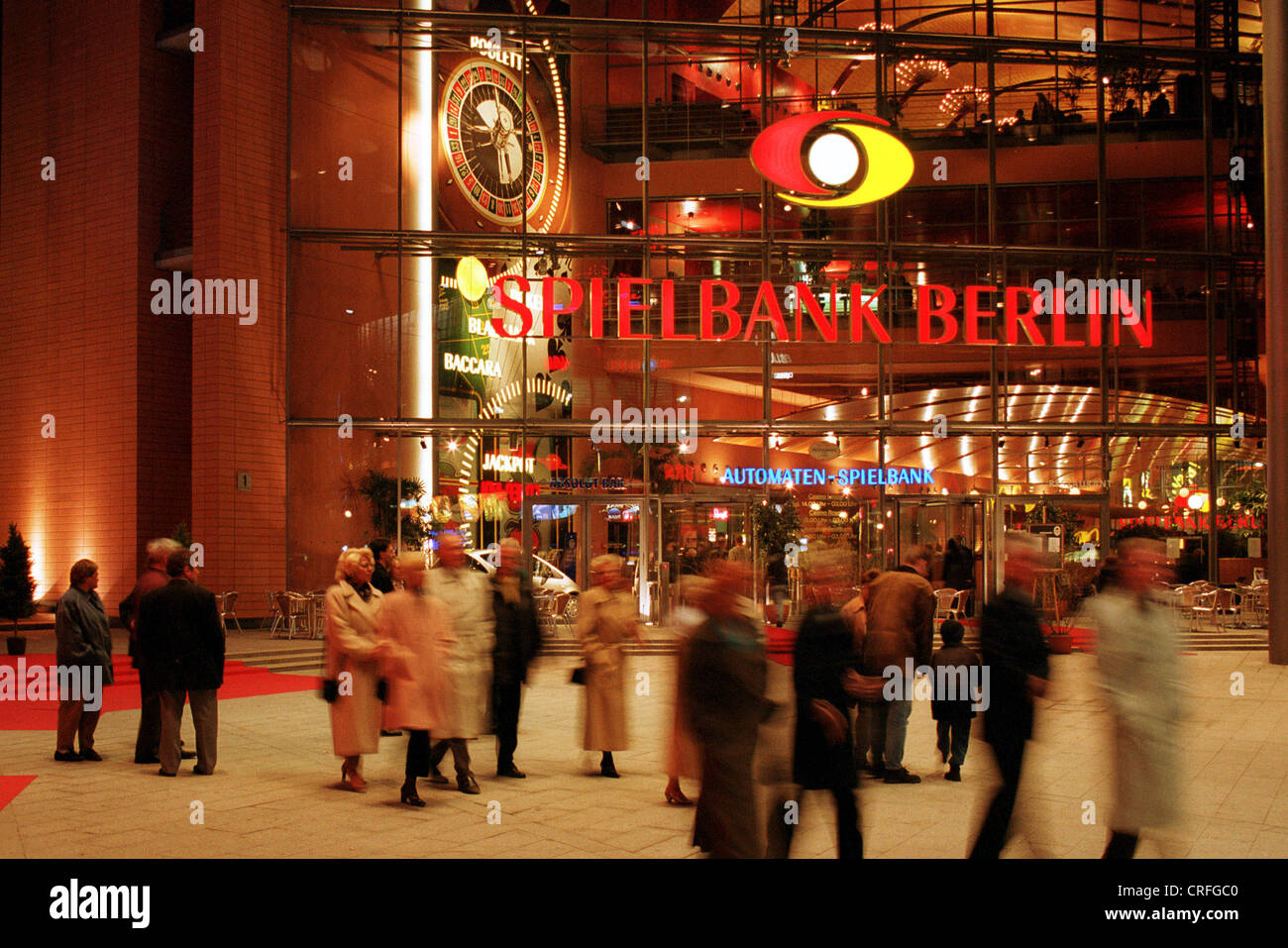 Berlin, Deutschland, Gruppe von Personen vor der Berliner Casino Stockfoto