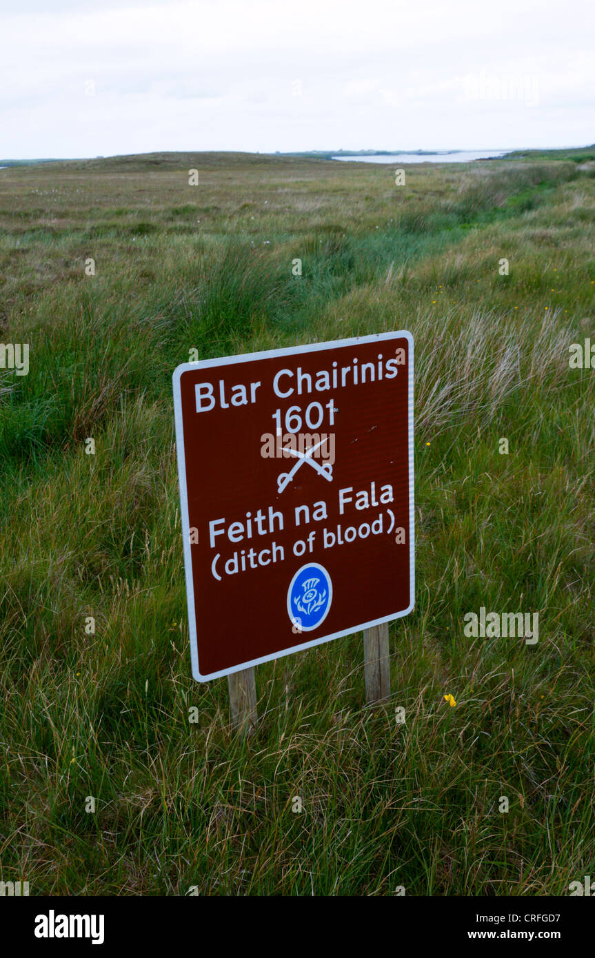 Ein Zeichen markiert das Schlachtfeld der Schlacht von Cairinis und das Graben von Blut auf der Hebridean Insel von North Uist. Stockfoto