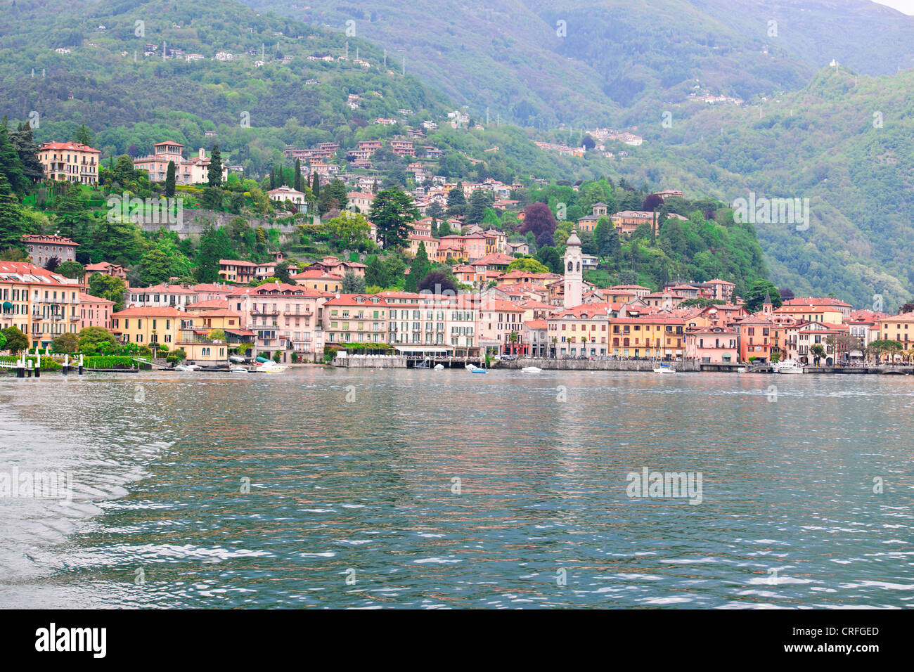 Stadt, bunt, bunt, Häuser, Fähren, Hotels, Restaurants, Luxus-Villen am See, Gärten, Menaggio, Comer See, italienische Seen, Italien Stockfoto