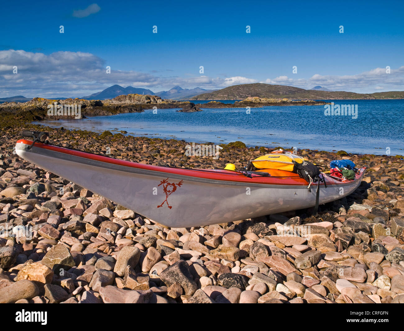 Seekajak an einem Strand an der Westküste Schottlands in der Nähe von Applecross Stockfoto