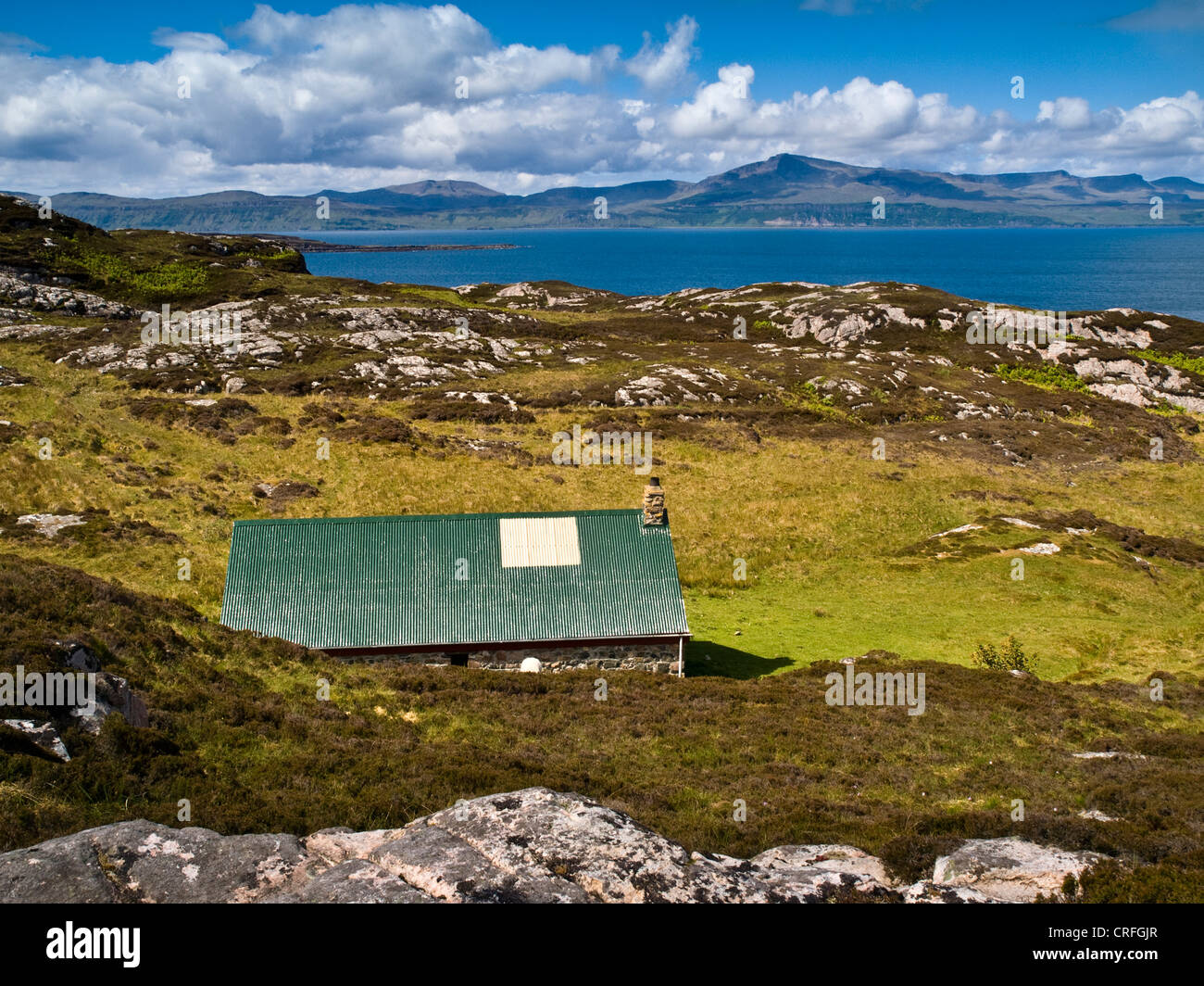 Schutzhütte auf Rona mit Trotternish, Skye über Sound of Raasay. Stockfoto