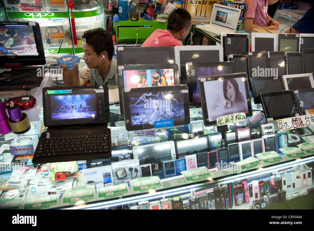 Computer-Verkäufer in digitalen Quadrat e-Plaza Einkaufszentrum. Zhongguancun oder Zhong Guan Cun, Technologiezentrum, Beijing, China. Stockfoto