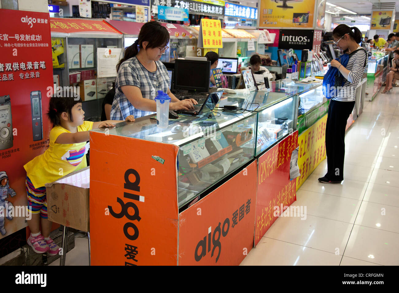 Computer-Verkäufer in digitalen Quadrat e-Plaza Einkaufszentrum. Zhongguancun oder Zhong Guan Cun, Technologiezentrum, Beijing, China. Stockfoto