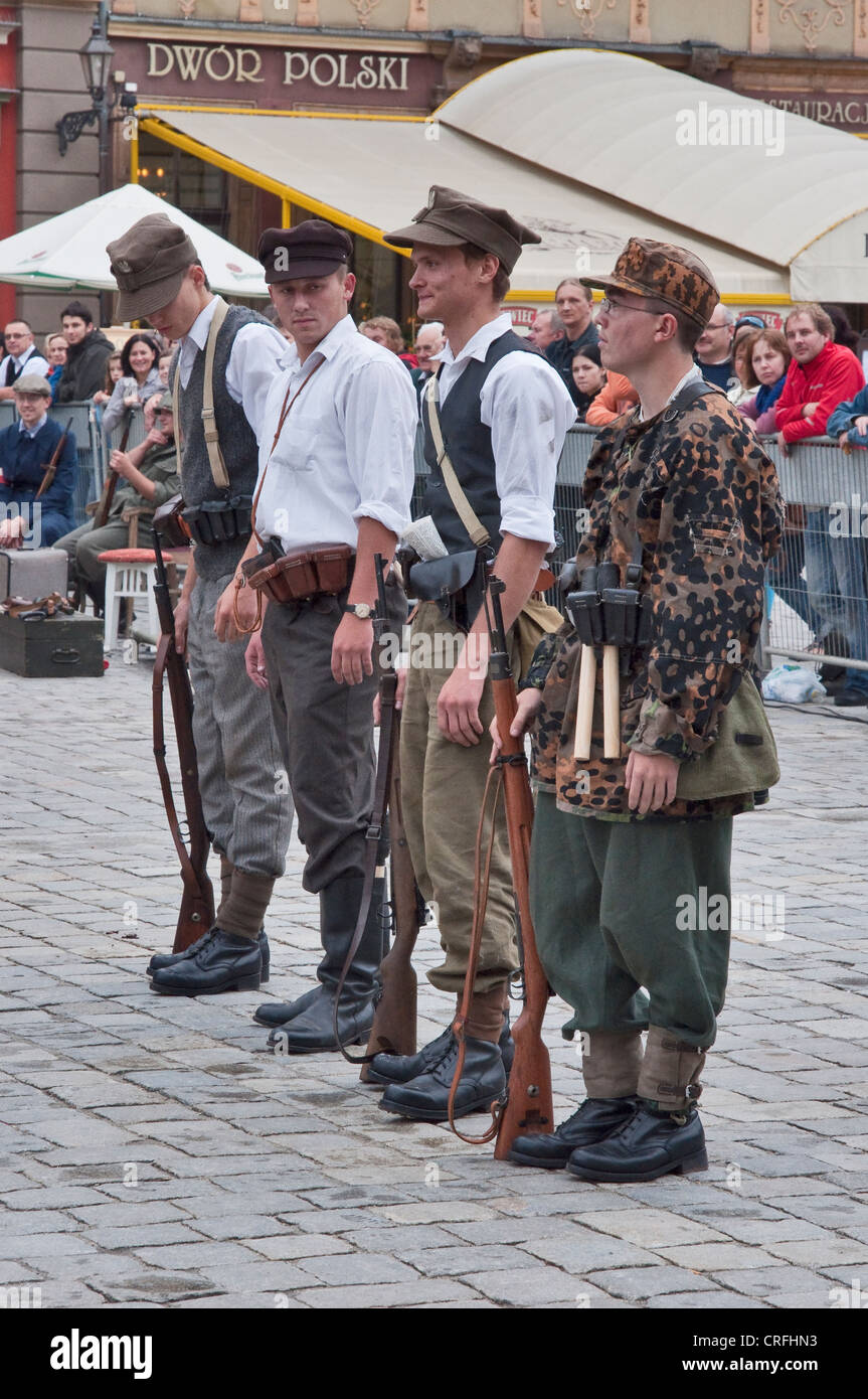 Heimatarmee junge Soldaten 1944 Warschauer Aufstand Re-Inszenierung am Rynek (Marktplatz) in Breslau, Niederschlesien, Polen Stockfoto