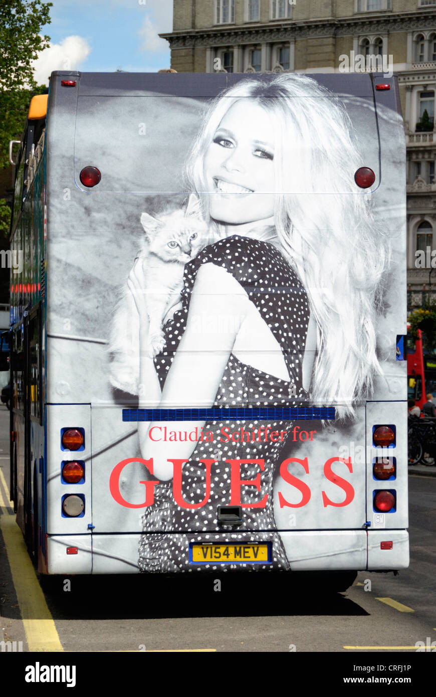 Claudia Schiffer Anzeige Fur Guess Mode Auf Der Ruckseite Von Einem Londoner Bus Stockfotografie Alamy
