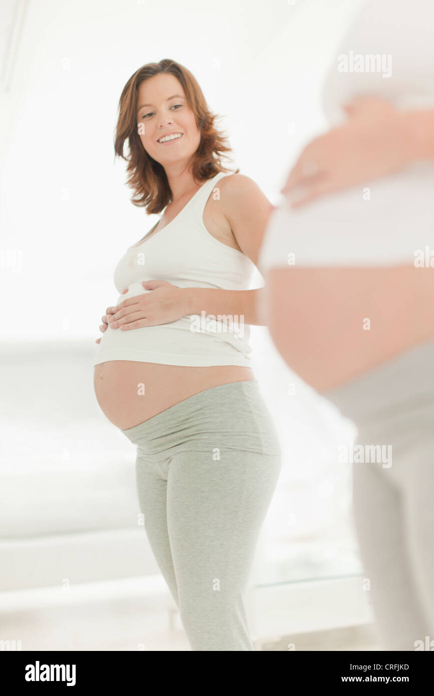 Frau bewundernde schwangeren Bauch Stockfoto
